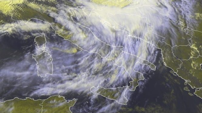 Allerta Meteo Italia, cielo coperto dai “cirri”: sono nubi alte stratiformi, avamposto del ciclone in arrivo [MAPPE LIVE]